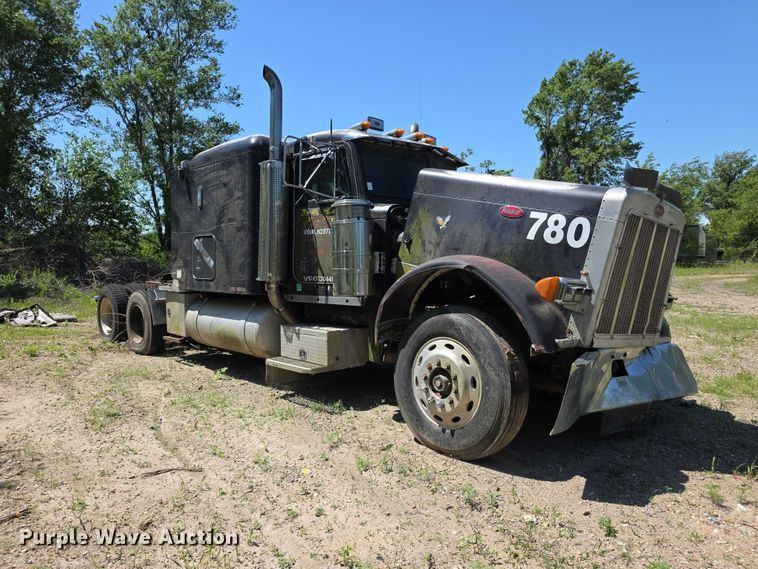 image for item FH6028 1990 Peterbilt 379 semi truck