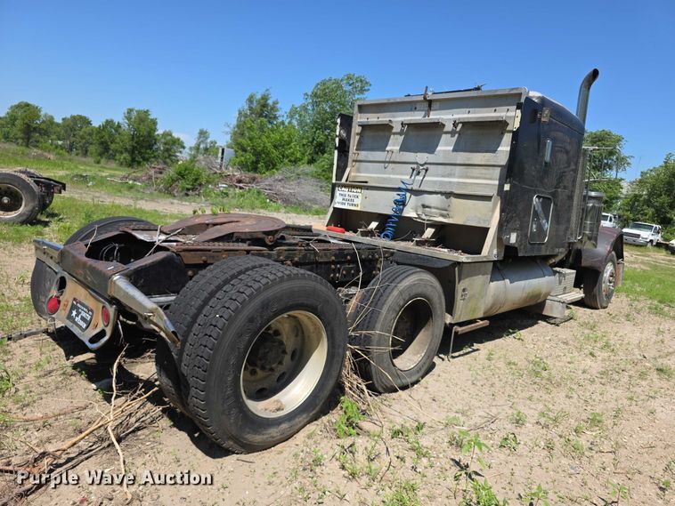 image for item FH6028 1990 Peterbilt 379 semi truck