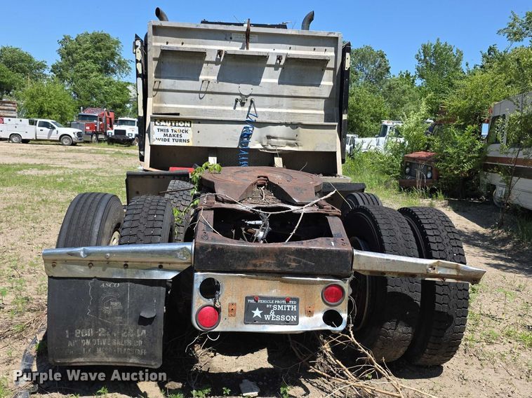 image for item FH6028 1990 Peterbilt 379 semi truck