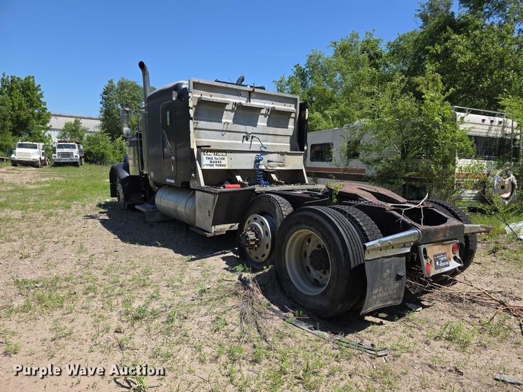 image for item FH6028 1990 Peterbilt 379 semi truck