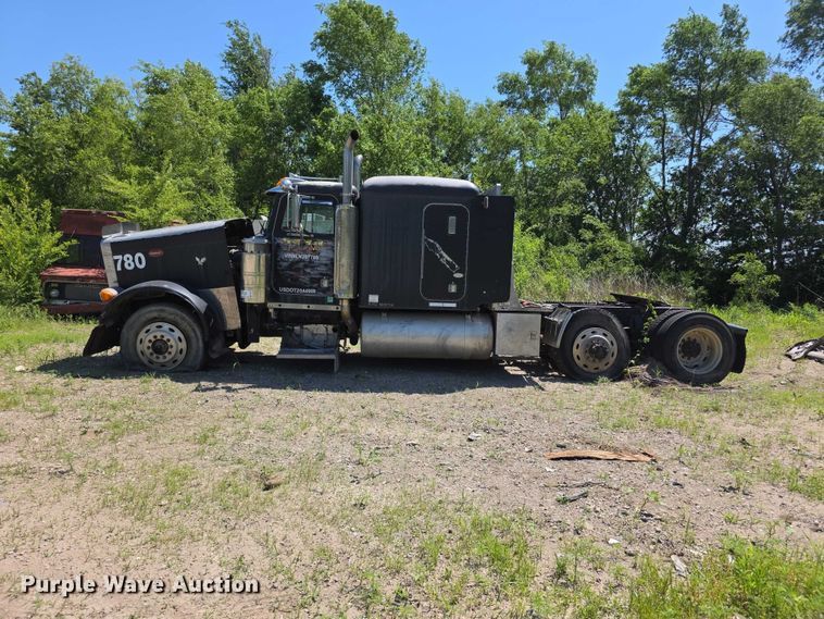 image for item FH6028 1990 Peterbilt 379 semi truck