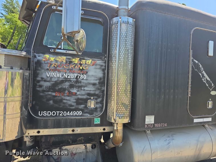 image for item FH6028 1990 Peterbilt 379 semi truck