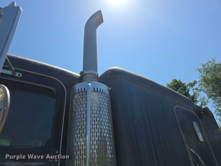 image for item FH6028 1990 Peterbilt 379 semi truck