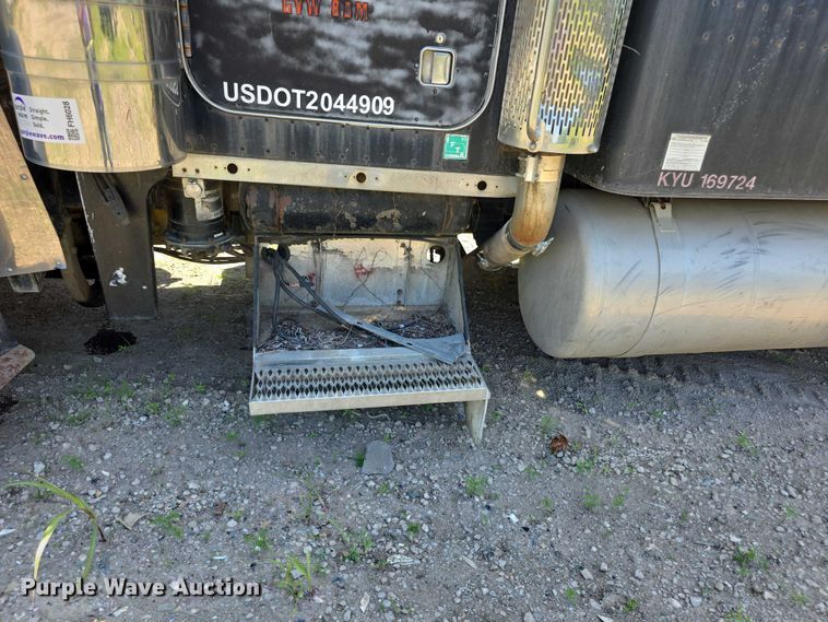 image for item FH6028 1990 Peterbilt 379 semi truck