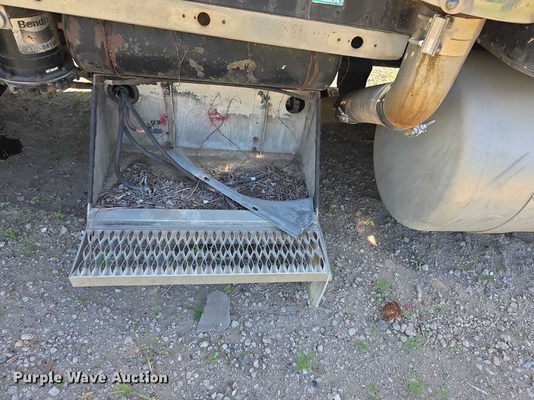 image for item FH6028 1990 Peterbilt 379 semi truck