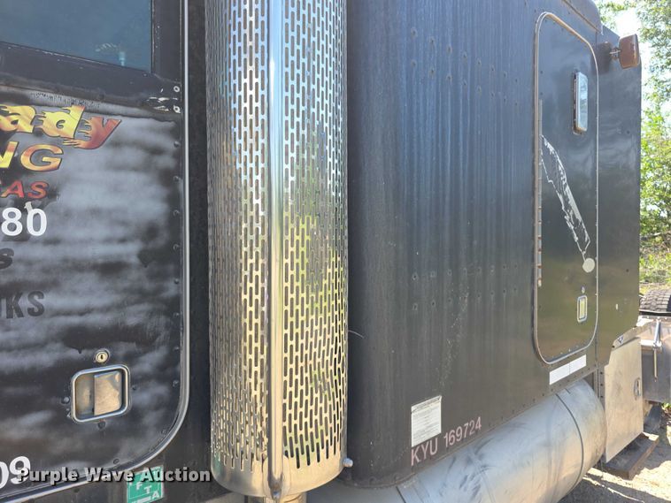 image for item FH6028 1990 Peterbilt 379 semi truck