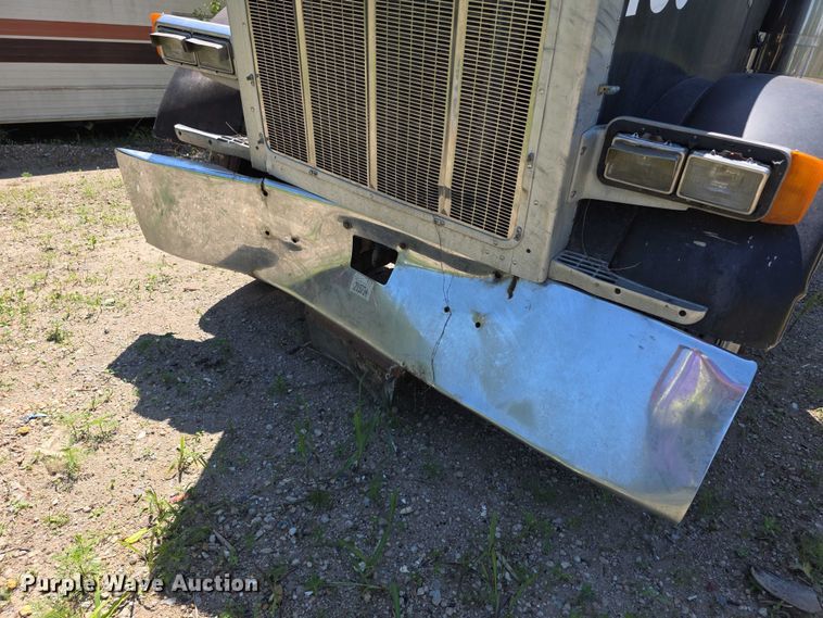 image for item FH6028 1990 Peterbilt 379 semi truck