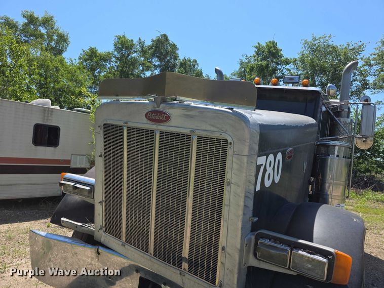 image for item FH6028 1990 Peterbilt 379 semi truck