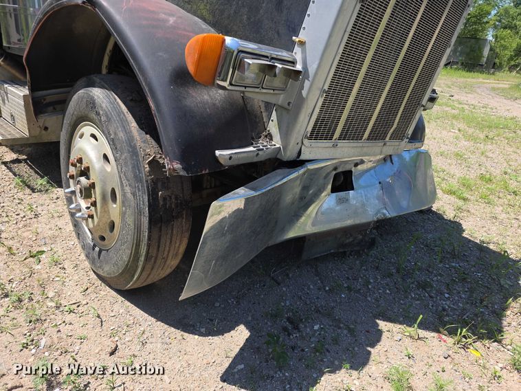 image for item FH6028 1990 Peterbilt 379 semi truck