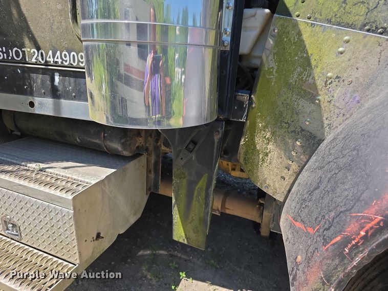 image for item FH6028 1990 Peterbilt 379 semi truck
