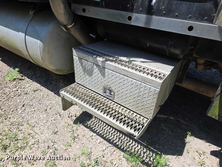 image for item FH6028 1990 Peterbilt 379 semi truck