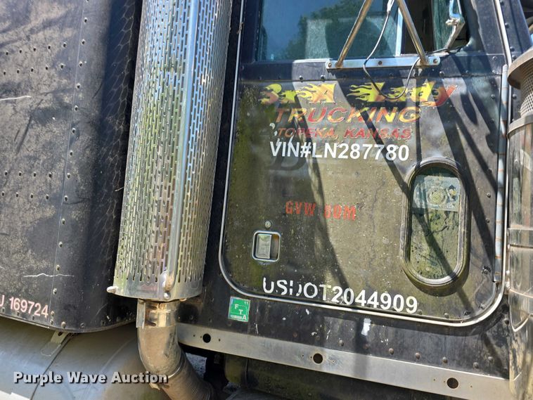 image for item FH6028 1990 Peterbilt 379 semi truck