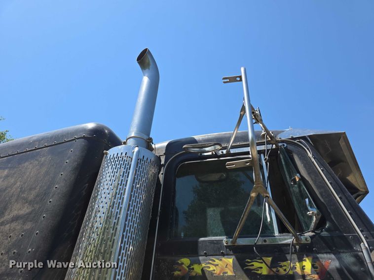image for item FH6028 1990 Peterbilt 379 semi truck