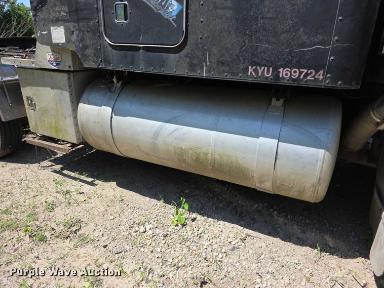 image for item FH6028 1990 Peterbilt 379 semi truck