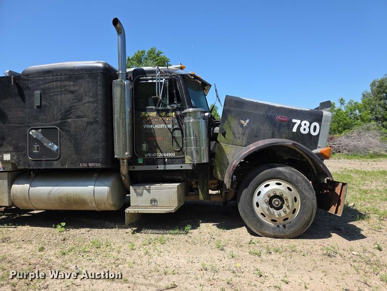 image for item FH6028 1990 Peterbilt 379 semi truck