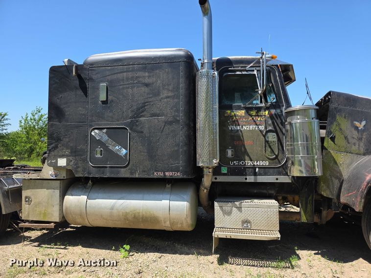 image for item FH6028 1990 Peterbilt 379 semi truck