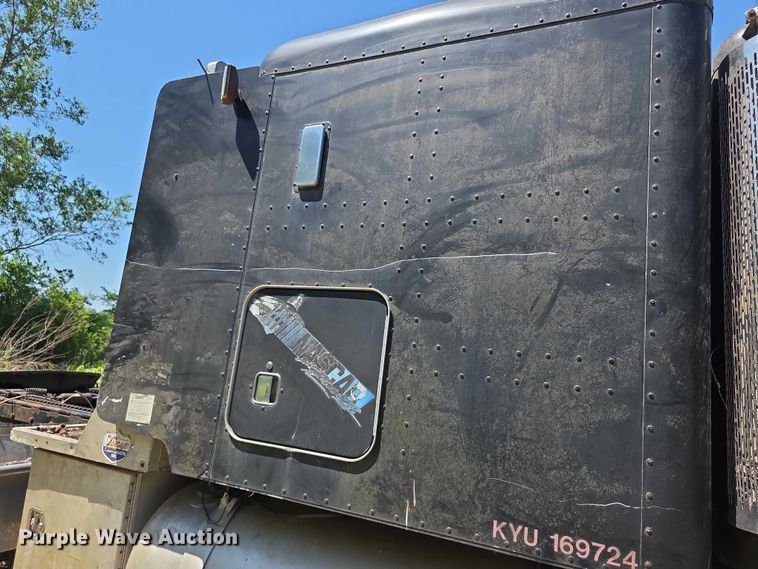 image for item FH6028 1990 Peterbilt 379 semi truck