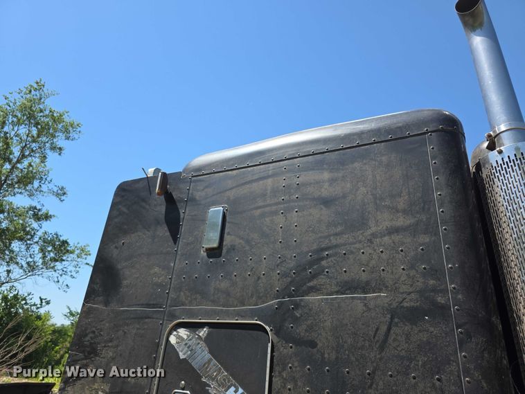 image for item FH6028 1990 Peterbilt 379 semi truck