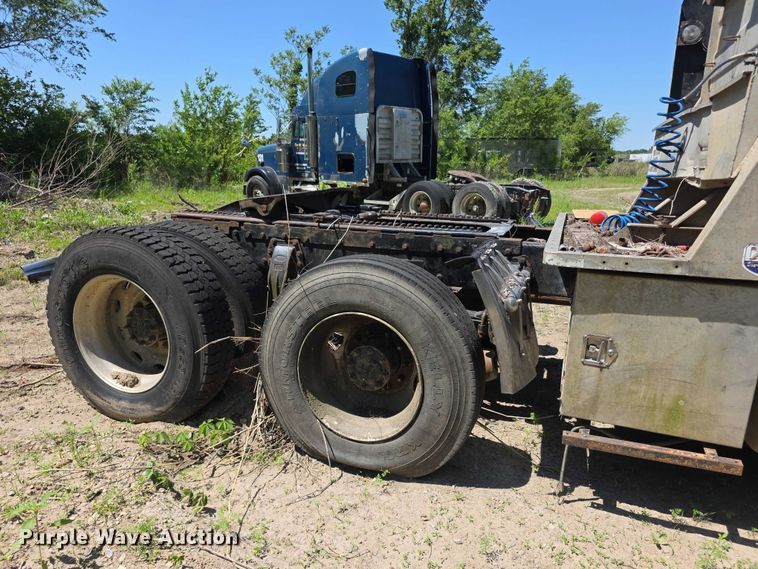 image for item FH6028 1990 Peterbilt 379 semi truck