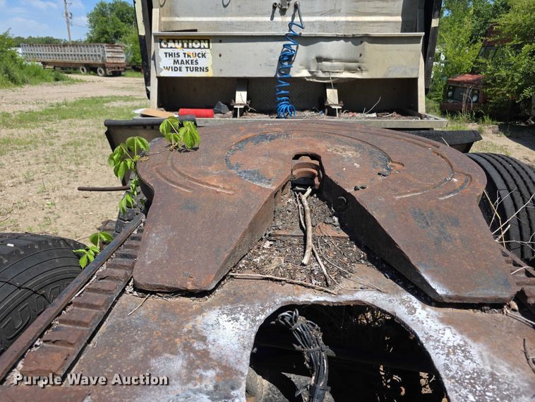 image for item FH6028 1990 Peterbilt 379 semi truck