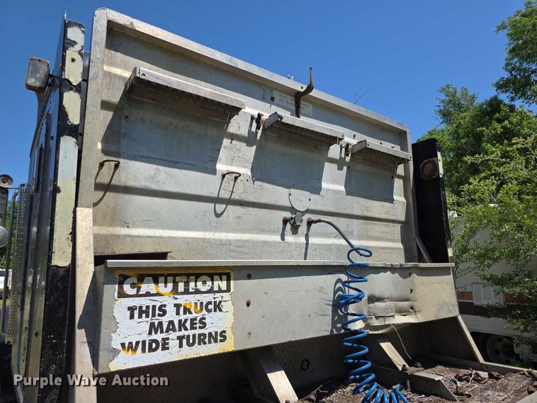 image for item FH6028 1990 Peterbilt 379 semi truck