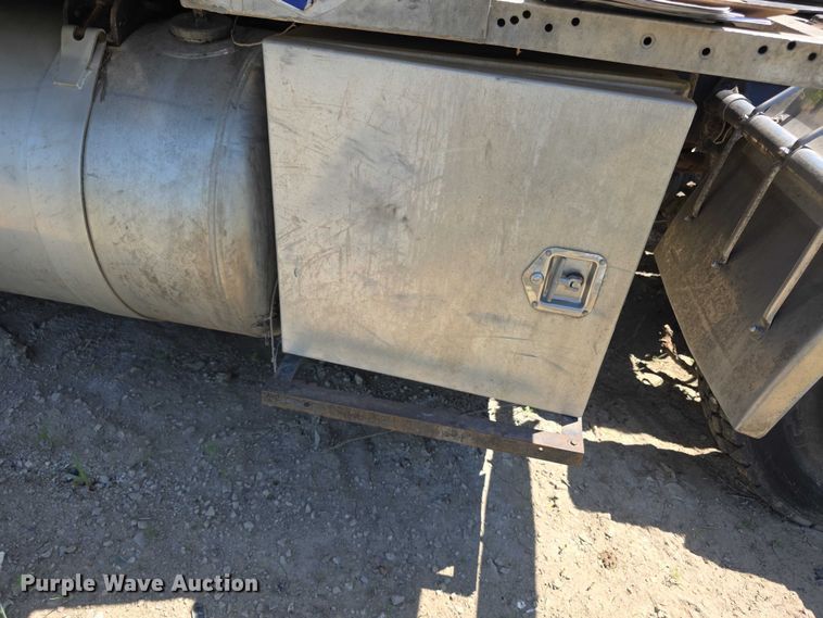 image for item FH6028 1990 Peterbilt 379 semi truck