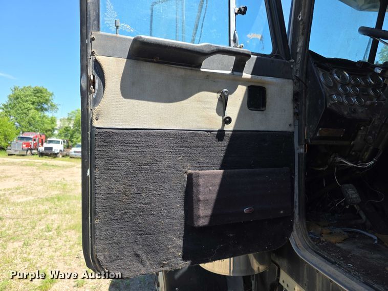 image for item FH6028 1990 Peterbilt 379 semi truck