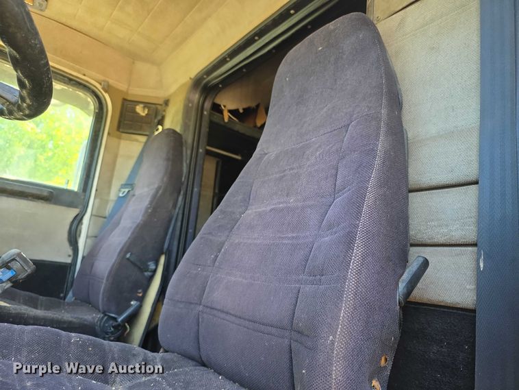 image for item FH6028 1990 Peterbilt 379 semi truck