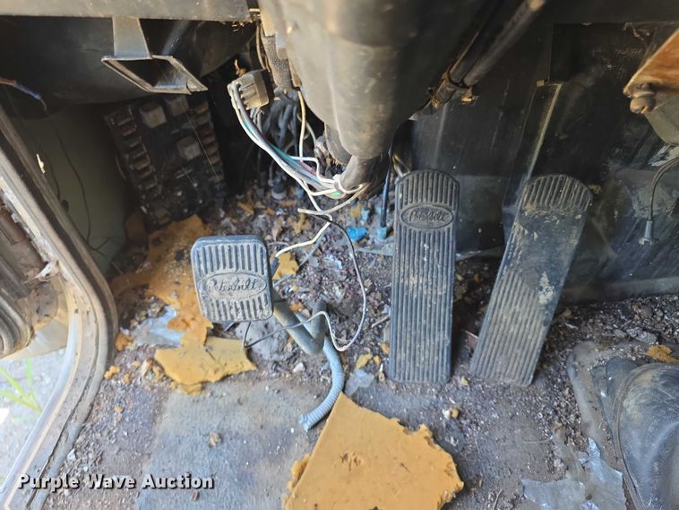 image for item FH6028 1990 Peterbilt 379 semi truck