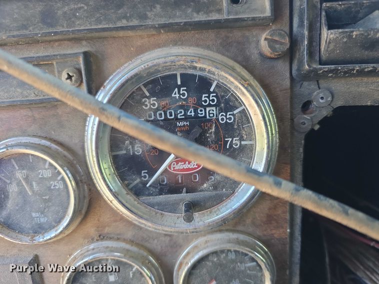 image for item FH6028 1990 Peterbilt 379 semi truck