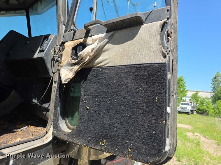 image for item FH6028 1990 Peterbilt 379 semi truck