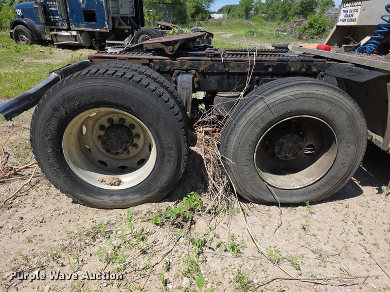image for item FH6028 1990 Peterbilt 379 semi truck
