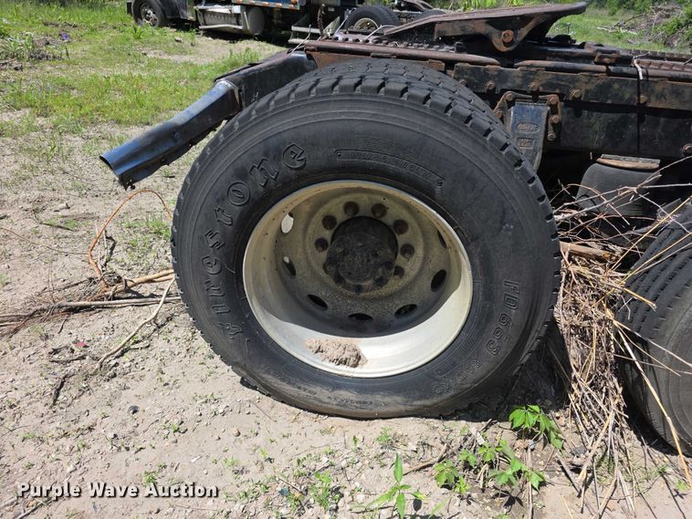 image for item FH6028 1990 Peterbilt 379 semi truck