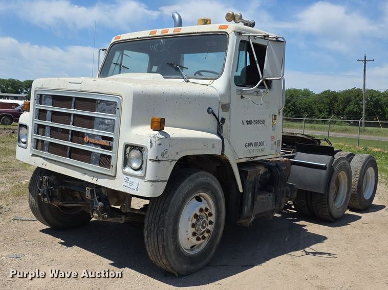 image for item FH6031 1988 International F2275 semi truck