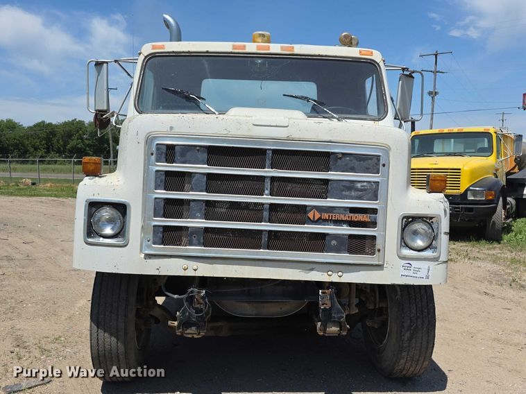 image for item FH6031 1988 International F2275 semi truck