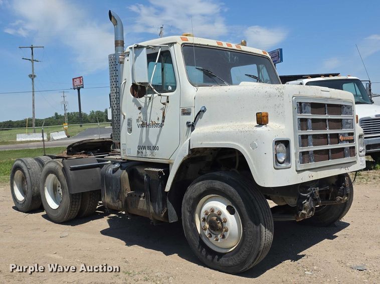 image for item FH6031 1988 International F2275 semi truck