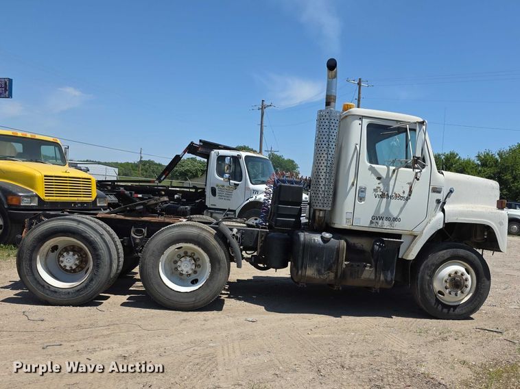 image for item FH6031 1988 International F2275 semi truck