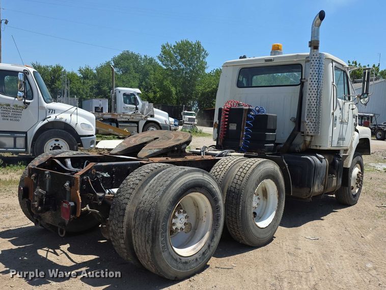 image for item FH6031 1988 International F2275 semi truck