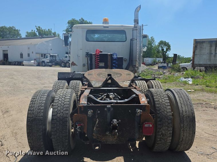 image for item FH6031 1988 International F2275 semi truck