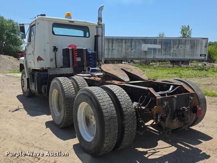 image for item FH6031 1988 International F2275 semi truck
