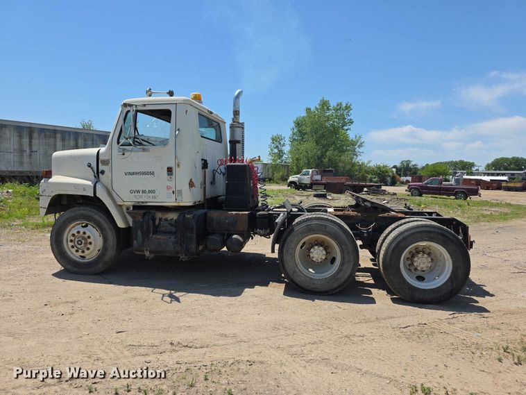 image for item FH6031 1988 International F2275 semi truck