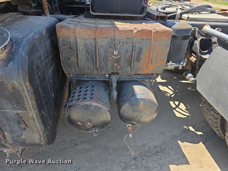 image for item FH6031 1988 International F2275 semi truck
