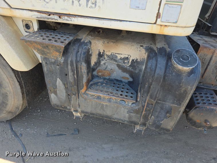 image for item FH6031 1988 International F2275 semi truck