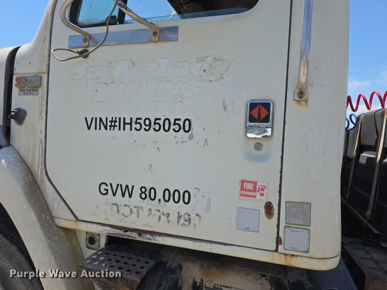 image for item FH6031 1988 International F2275 semi truck