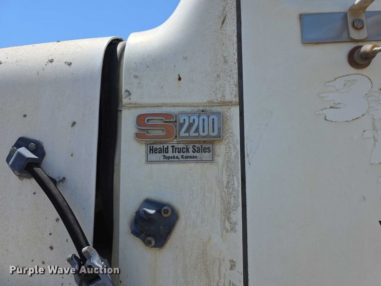 image for item FH6031 1988 International F2275 semi truck