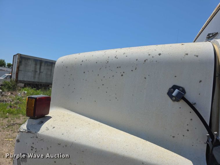 image for item FH6031 1988 International F2275 semi truck
