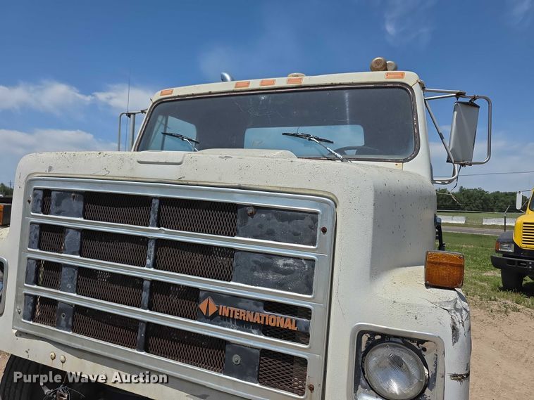 image for item FH6031 1988 International F2275 semi truck