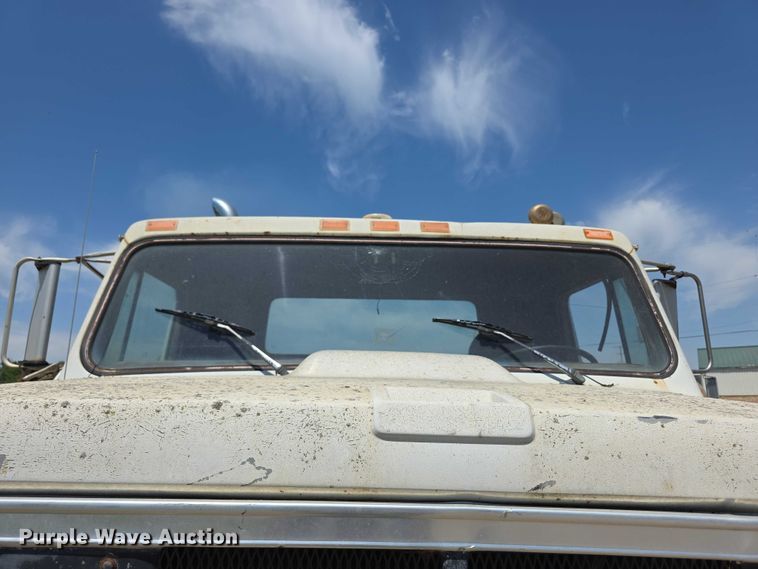 image for item FH6031 1988 International F2275 semi truck