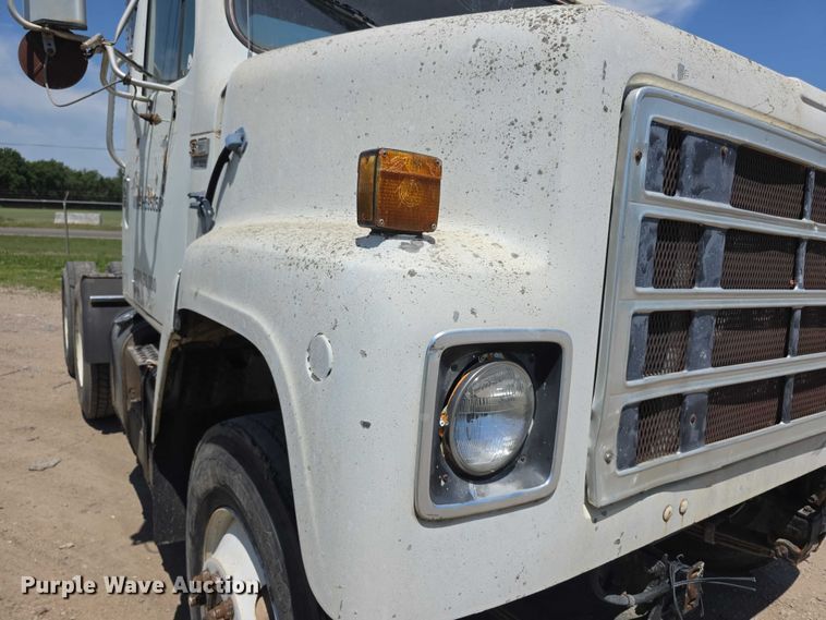 image for item FH6031 1988 International F2275 semi truck