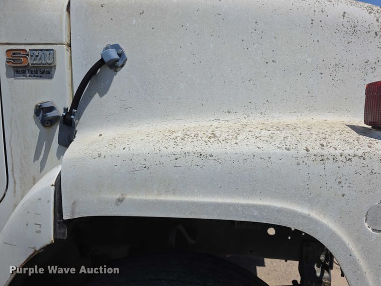 image for item FH6031 1988 International F2275 semi truck